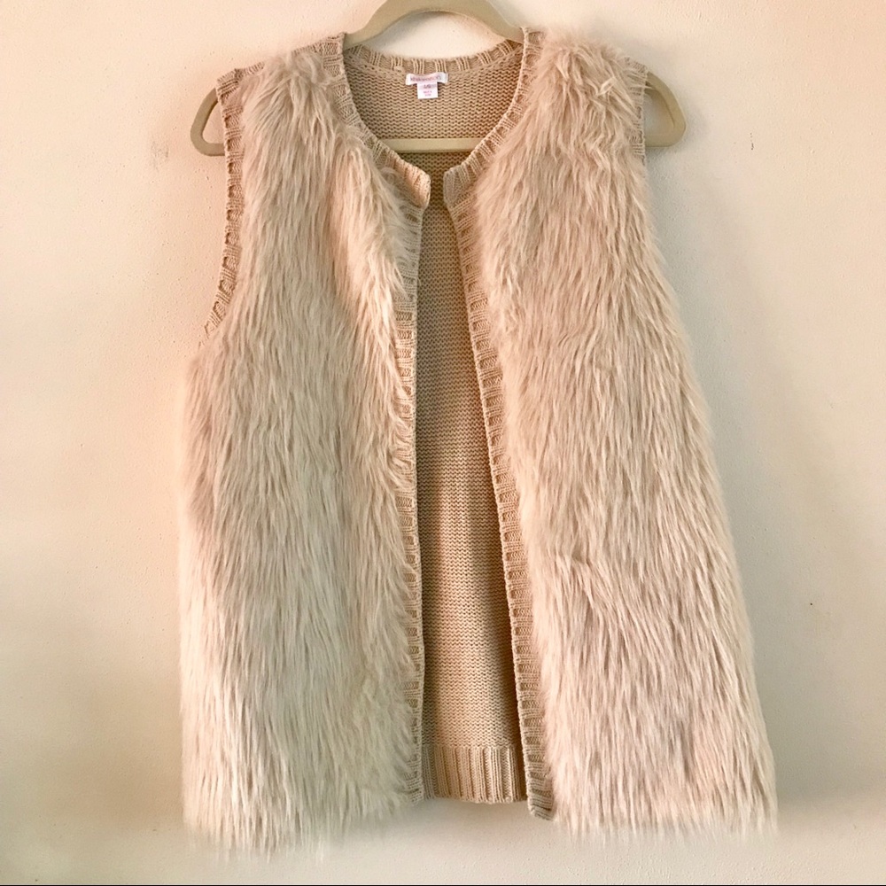 Xhilaration beige faux fur vest, size Large